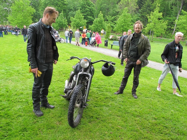 Ola och Erik med Eriks hoj, känd från MCM