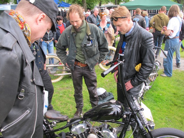 Erik och Ola beundrar  Jerry Gamelius knucklehead som vann i Classic Custom