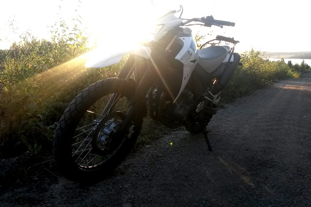 En Yamaha XT njuter av att få rastas på en grusväg strax söder om Stockholm