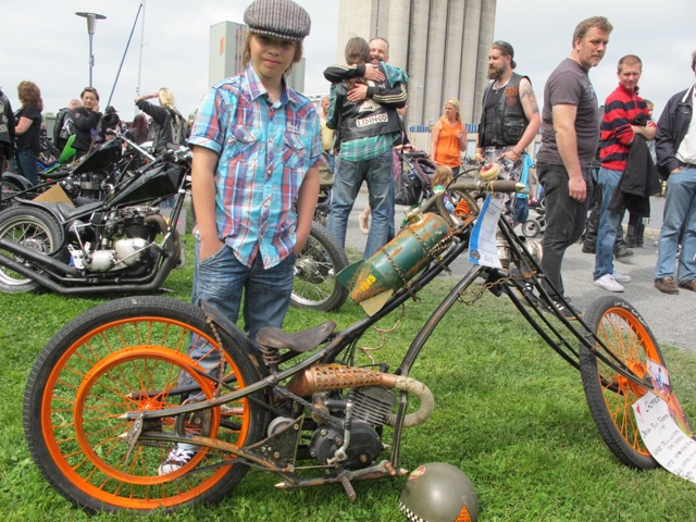 Vinnare i Chopper-klassen i Norrtälje Custom Bike Show 2013: 11-årige Felix Forsberg från Gävle! 