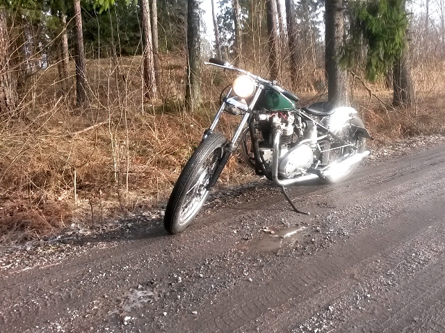En Triumph bobber rullar ut på vägarna en lerig dag i januari